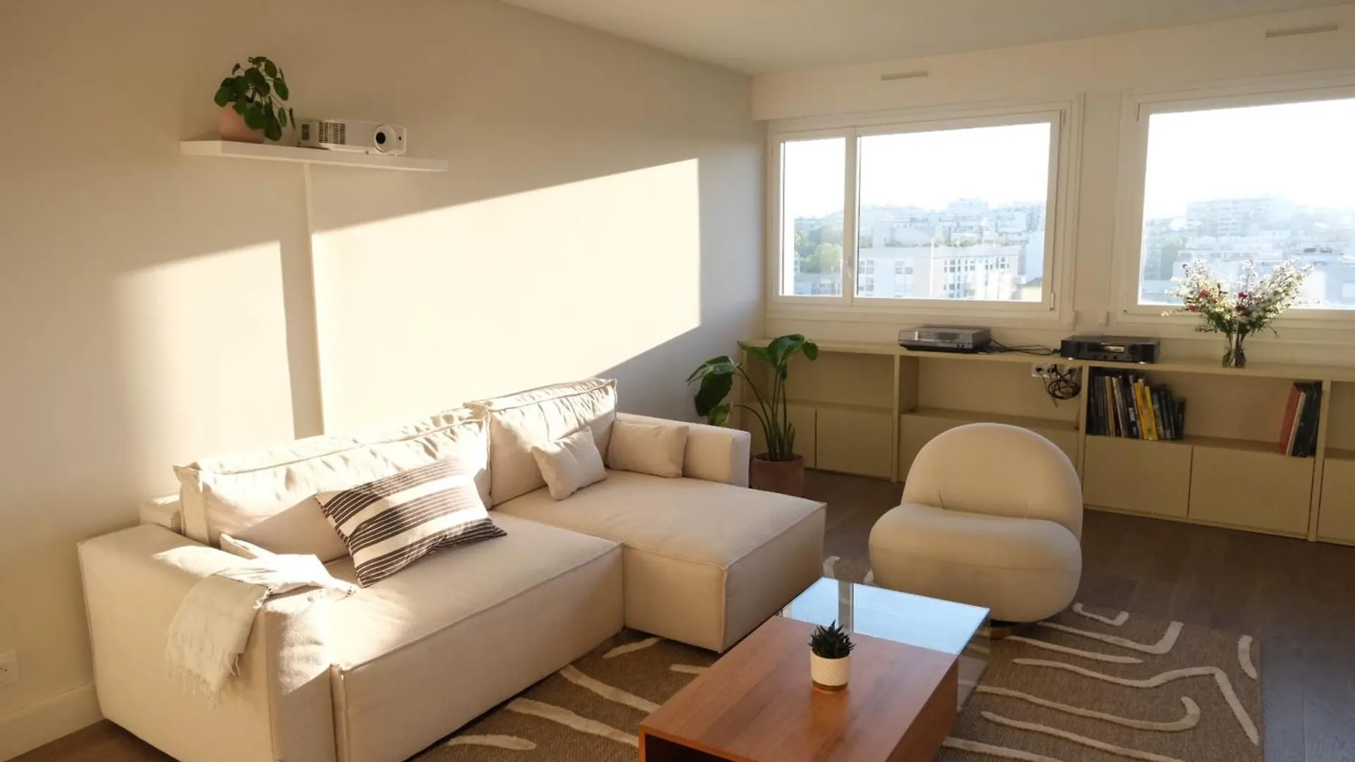 Spacious Apartment Near Belleville Parijs Frankrijk