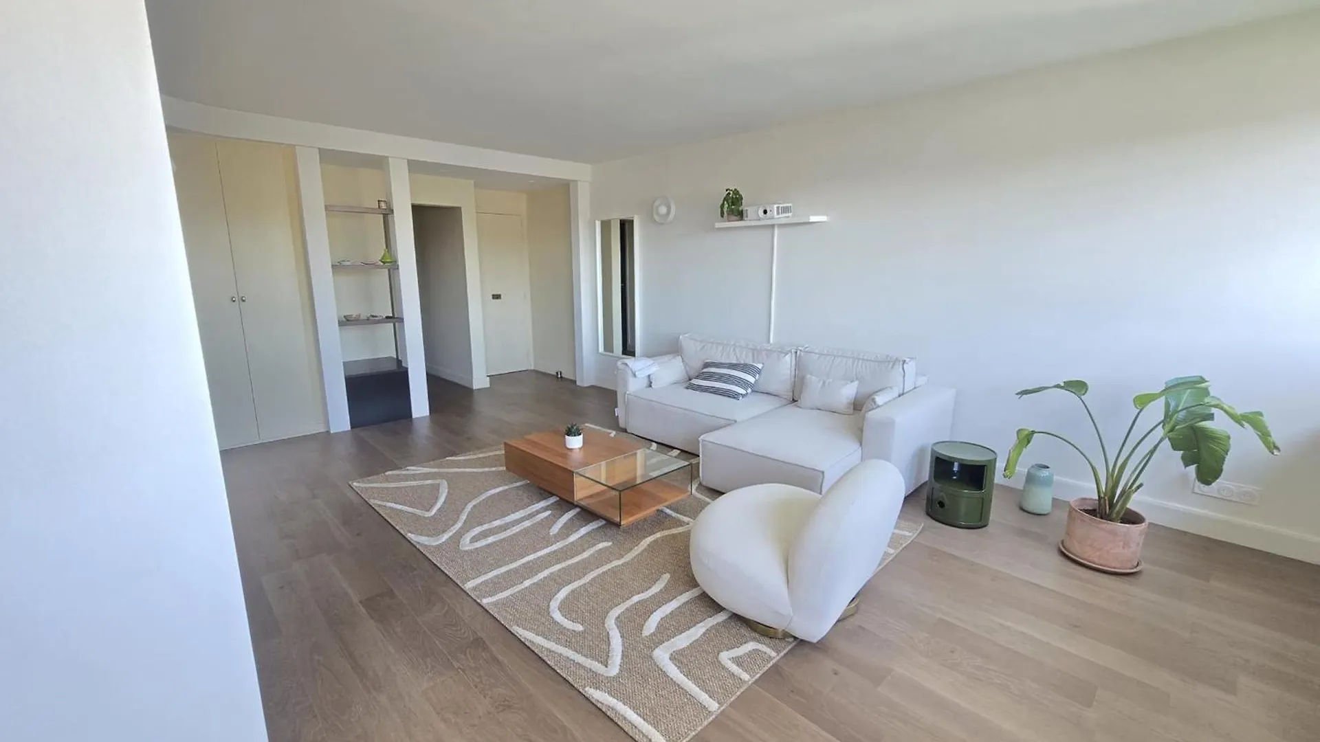Spacious Apartment Near Belleville Parijs