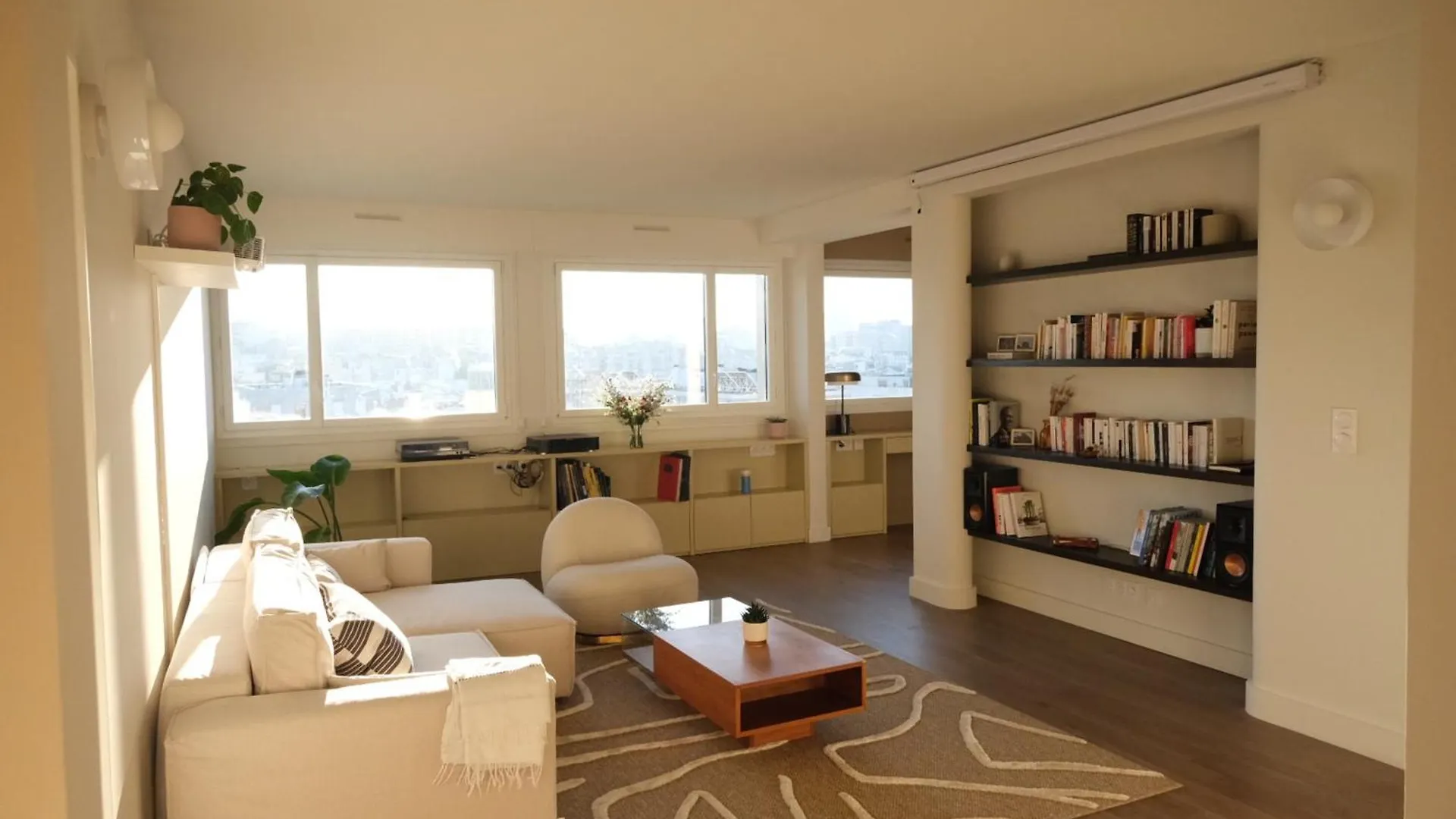 Spacious Apartment Near Belleville Parijs