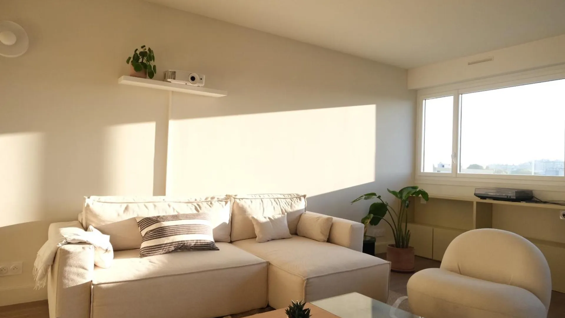 Spacious Apartment Near Belleville Parijs